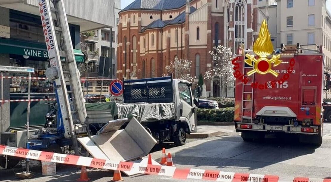 Incidente Sul Lavoro A Milano: Un Operaio Rimane Sotto Il Cestello Di ...